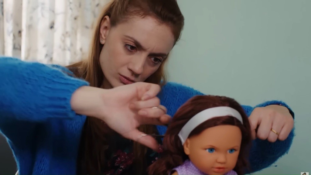 Derya obcina włosy lalce.