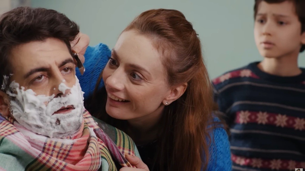 Derya goli Cemila. Emir patrzy na to z obawą.