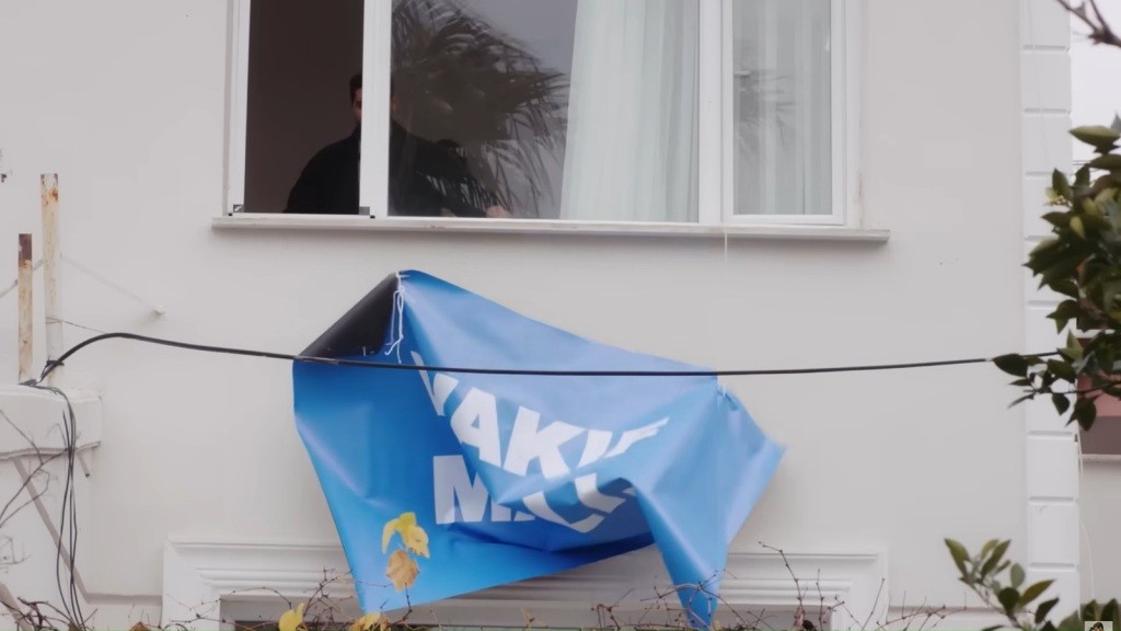 Cihan odcinak wywieszony na starym domu banner.