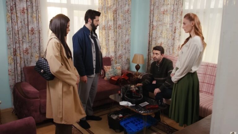 Cemil siedzi na kanapie. Przed nim, na stoliku, leży rozebrany odkurzacz. W pokoju stoją Hancer, Melih i Derya.