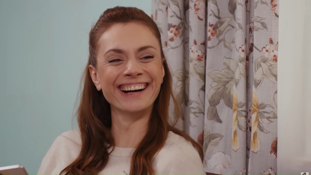 Derya śmieje się do rozpuku.