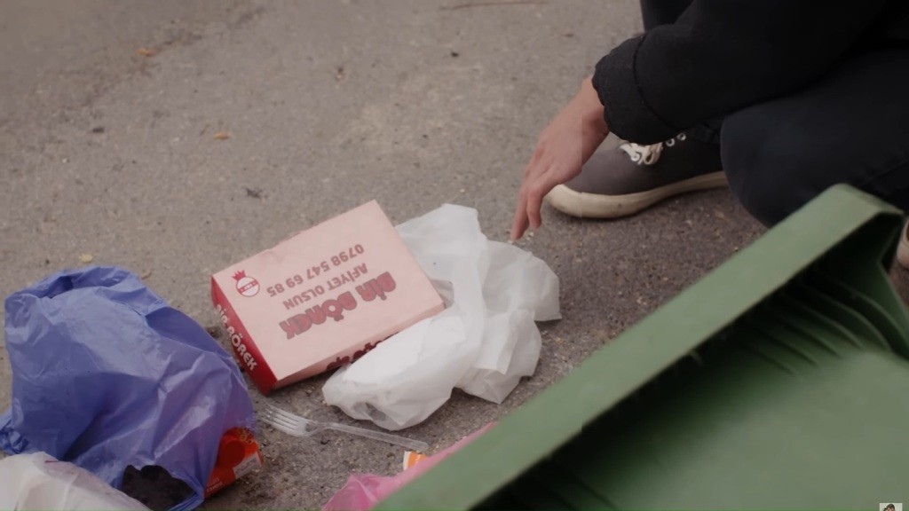 Zbliżenie na pudełko po borku, reklamówkę i plastikowy widelec.