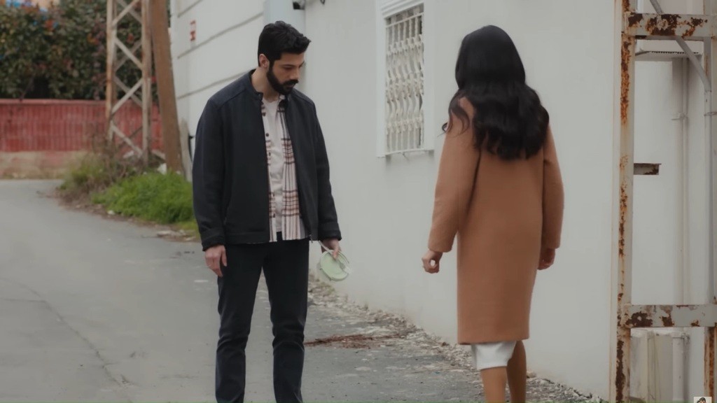 Melih i Hancer stoją na drodze. Patrzą w puste miejsce przy ścianie.