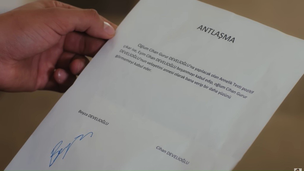 Zbliżenie na przygotowaną przez Beyzę umowę.