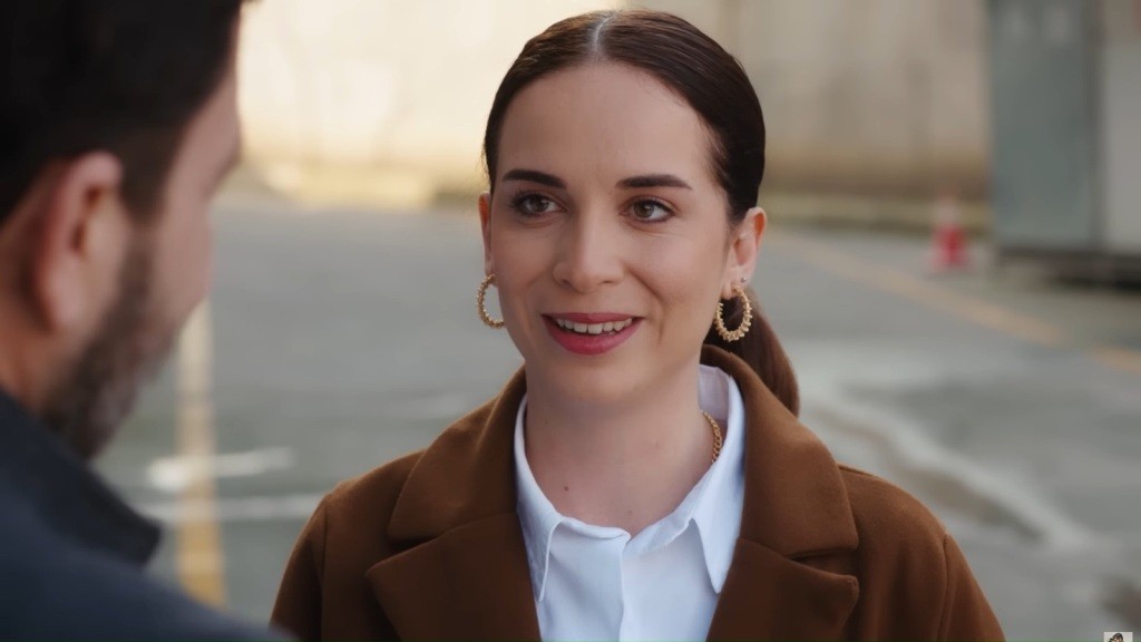 Beyza uśmiecha się, patrząc na ojca.