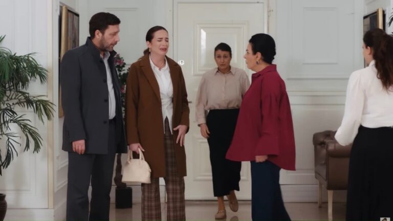 Scena w holu rezydencji. Beyza rozpacza. Wokół niej stoją Nusret, Mukadder i dwie pokojówki.