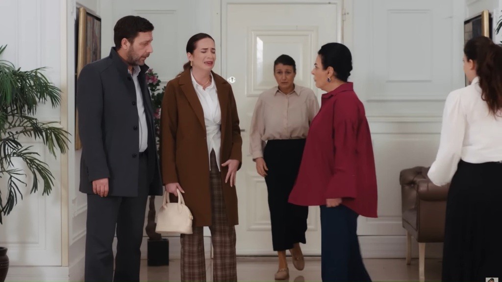 Scena w holu rezydencji. Beyza rozpacza. Wokół niej stoją Nusret, Mukadder i dwie pokojówki.