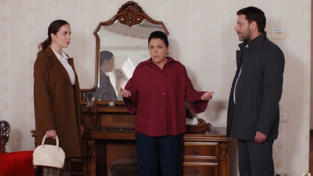Beyza i Nusret wymieniają spojrzenia, jakby właśnie dotarła do nich trudna prawda. Mukadder stoi między nimi i bezradnie rozkłada ręce.