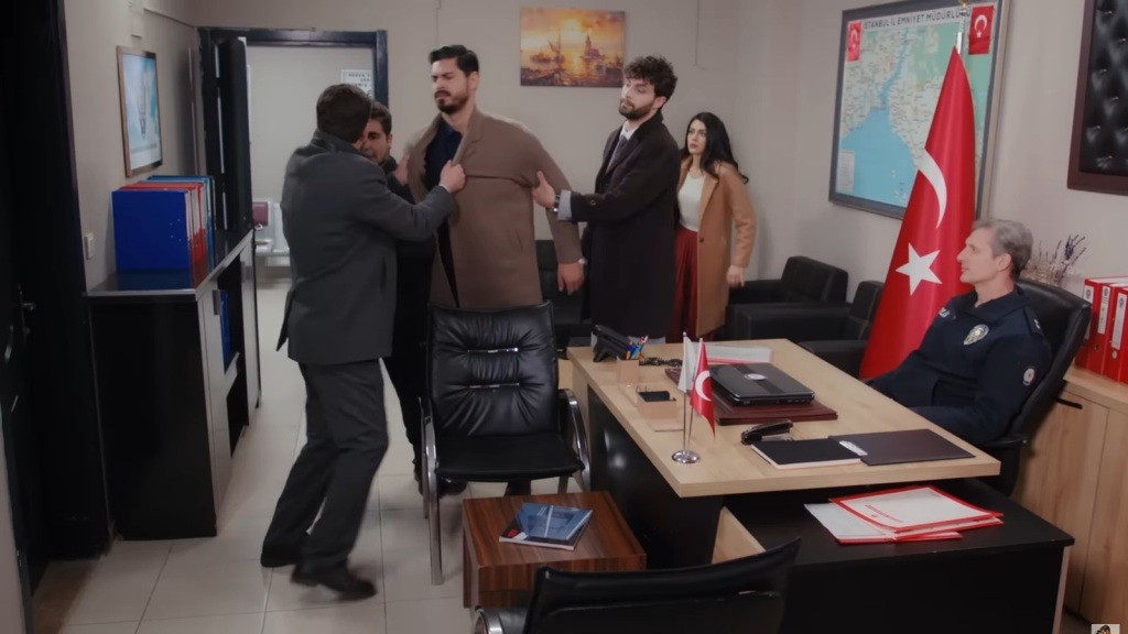 Nusret szarpie Cihana w gabinecie komisarza.