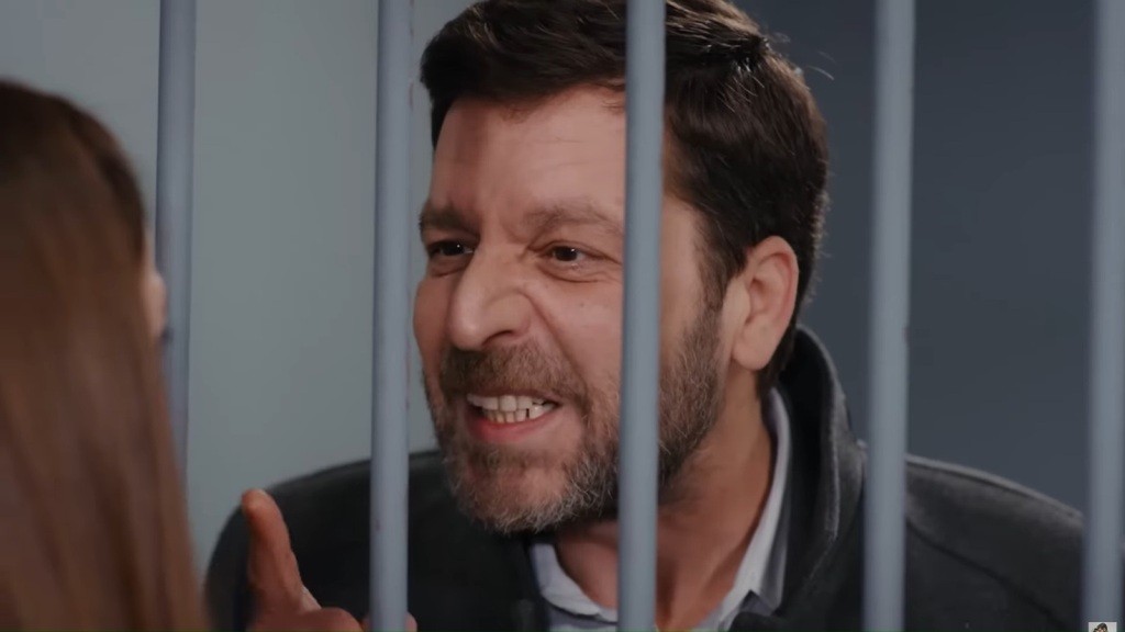 Nusret grozi córce palcem, rozmawiając z nią przez kraty.