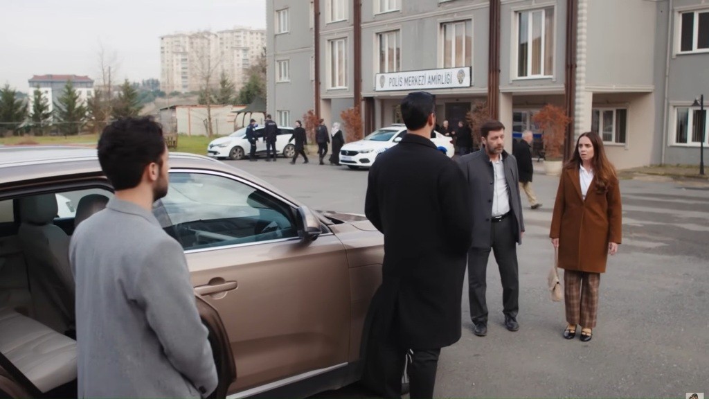 Nusret i Beyza zatrzymali się przed samochodem, przy którym stoją Cihan i jego kierowca.