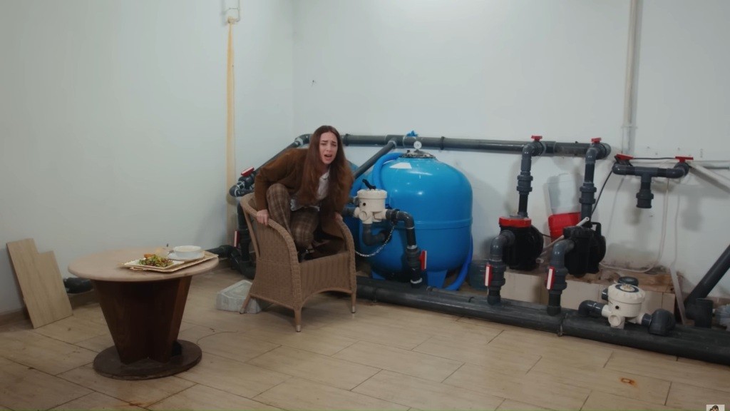 Zamknięta w kotłowni Beyza weszła na wiklinowy fotel. Krzyczy, a na jej twarzy maluje się przerażenie.