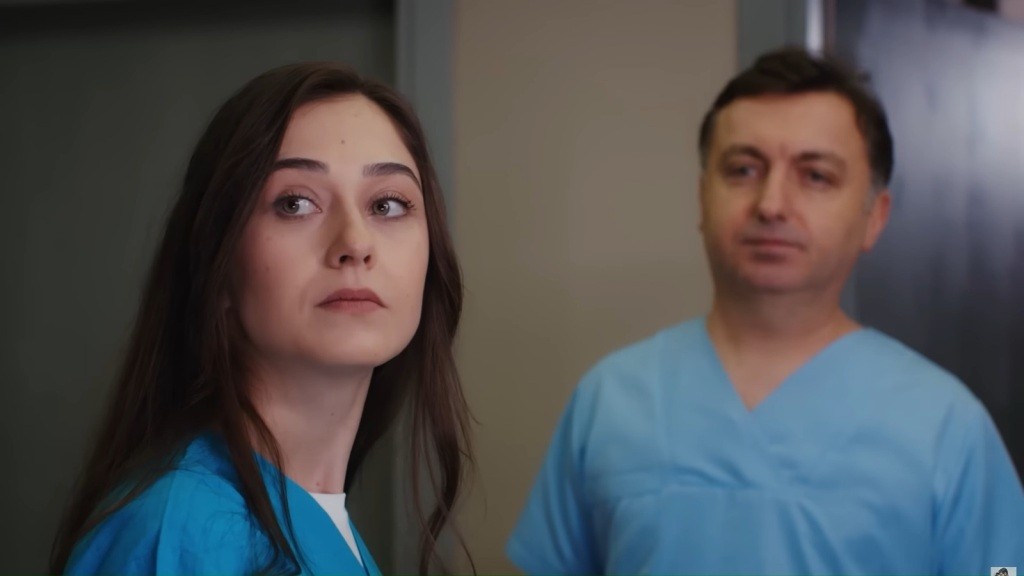 Sila i lekarz patrzą w jednym kierunku.
