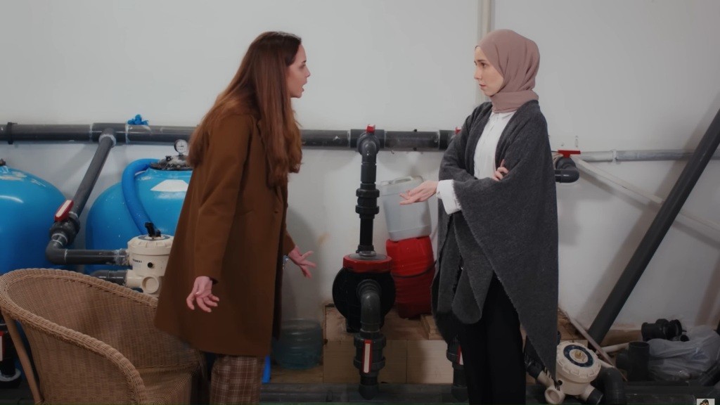 Beyza i Sinem rozmawiają w kotłowni.
