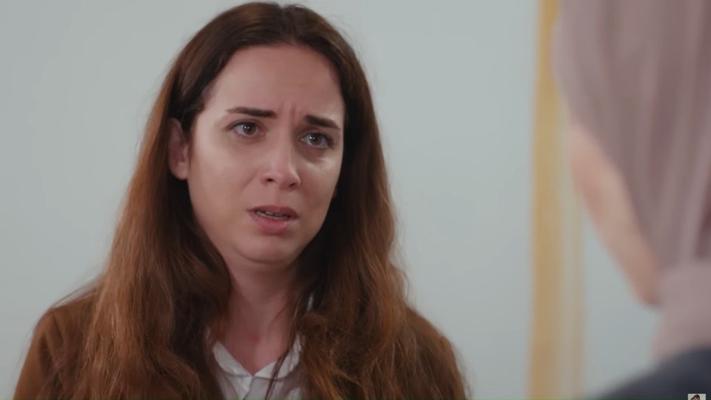 Beyza patrzy na Sinem błagalnie.