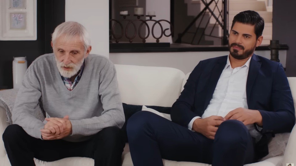 Ihsan i Cihan siedzą na jasnej kanapie.