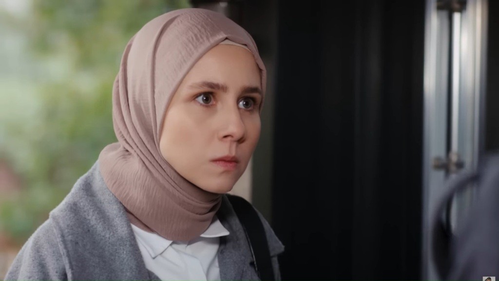 Sinem patrzy nienawistnie.