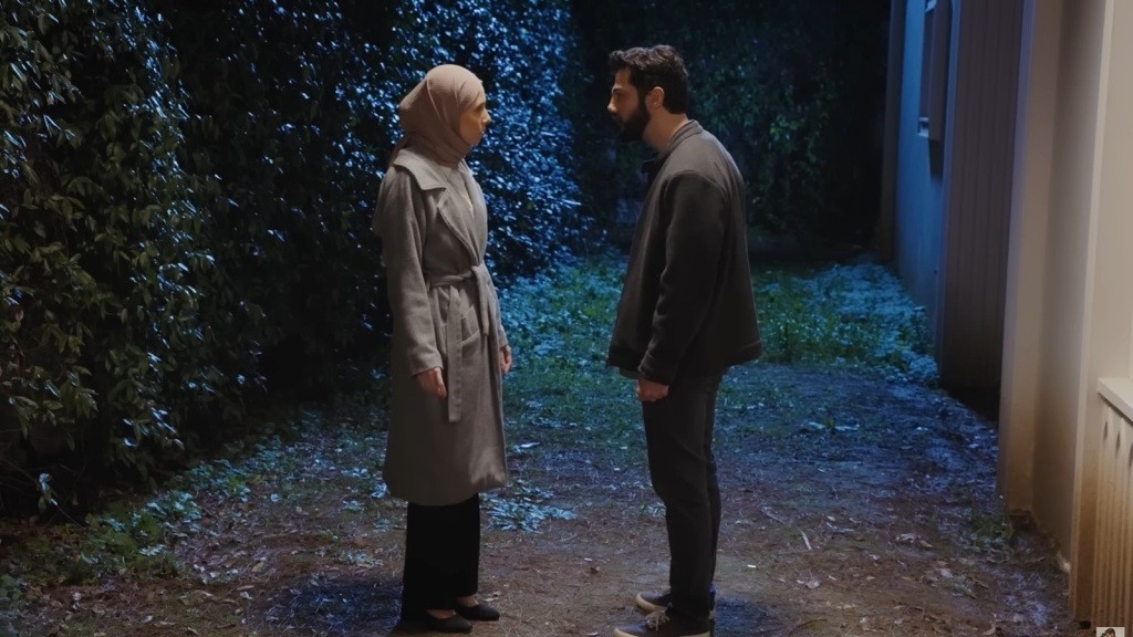 Sinem i Melih rozmawiają na tyłach rezydencji.