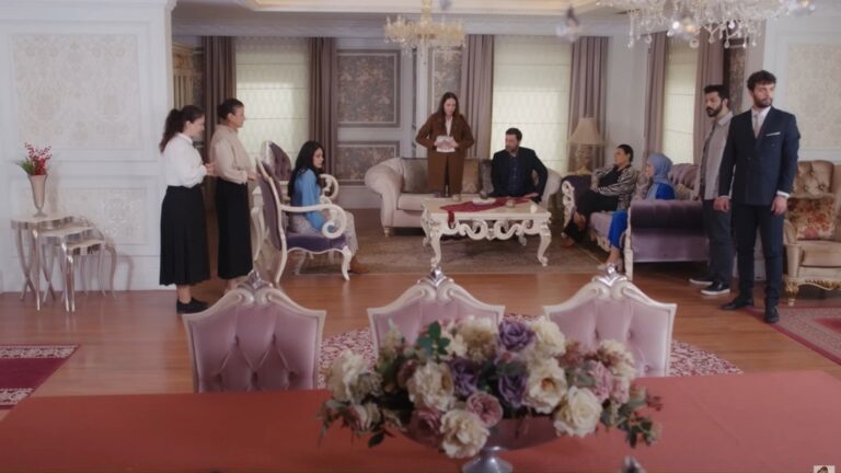 Scena w salonie rezydencji Develioglu. Beyza stoi przy kanapie, przyciskając dokument do ciała. Pozostali zgromadzeni są wyraźnie poruszeni.