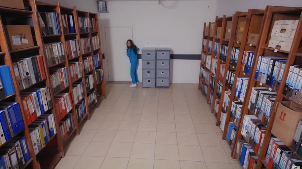 Sila po cichu wchodzi do archiwum w szpitalu.