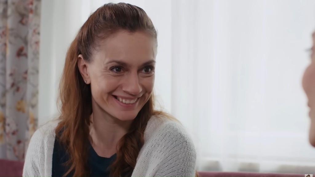 Derya uśmiecha się radośnie.