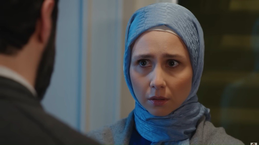 Sinem patrzy na Meliha smutnymi oczami.