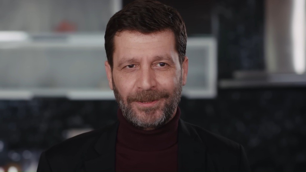Zbliżenie na twarz zadowolonego Nusreta.