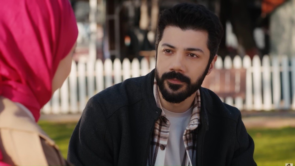 Melih jest wpatrzony w Sinem.