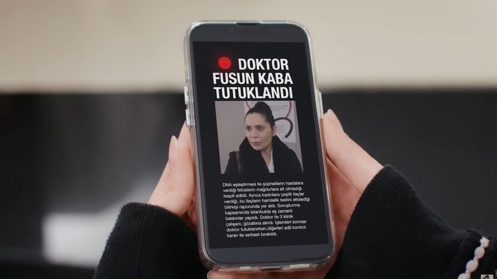 Artykuł na telefonie o aresztowaniu doktor Fusun Kaby, opatrzony jej zdjęciem.