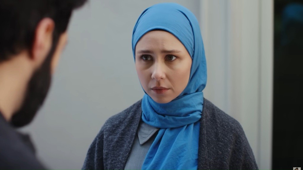 Sinem spogląda na Meliha niepewnie, trzymając głowę nisko.