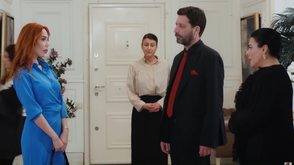 Yonca stanęła w holu rezydencji przed Nusretem i Mukadder. Na drugim planie widać stojącą przy drzwiach Fadime.