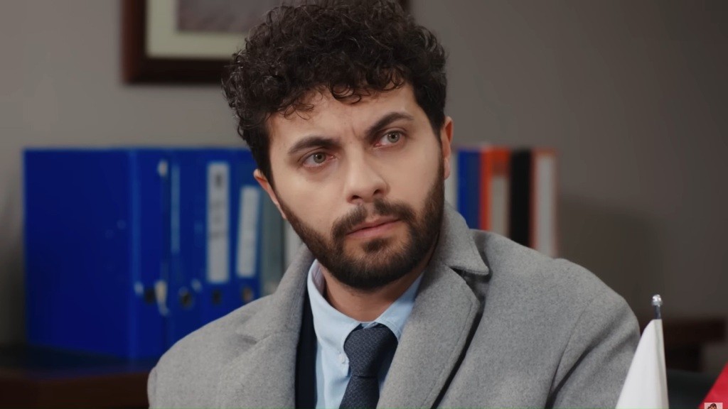 Zbliżenie na skupioną twarz Engina.