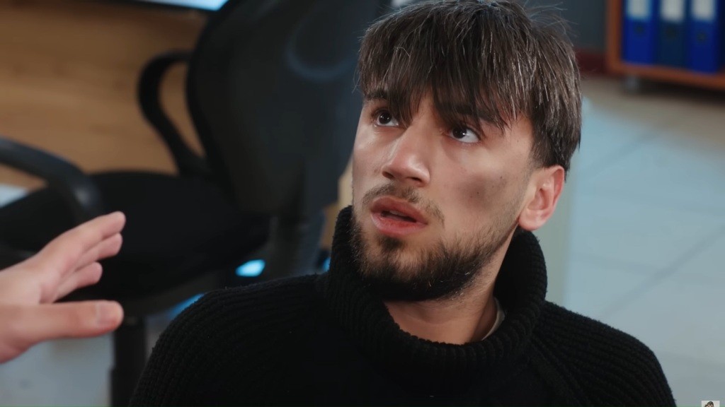 Zbliżenie na zbieracza makulatury.