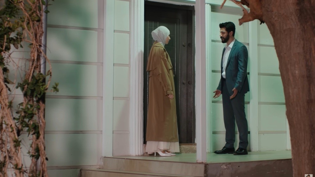 Sinem i Melih rozmawiają przed starym domem.