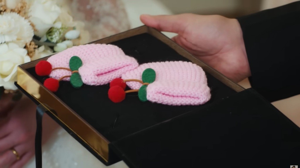 Dziecięce różowe kapcie w eleganckim pudełku.