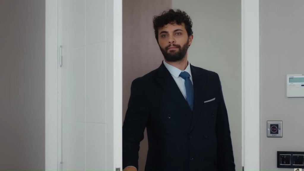 Engin stoi w drzwiach gabinetu.