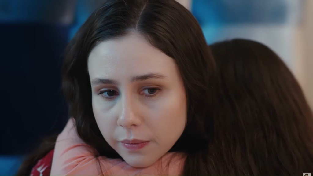 Sinem przytula córkę. Jej poważna twarz wyraża zmartwienie.