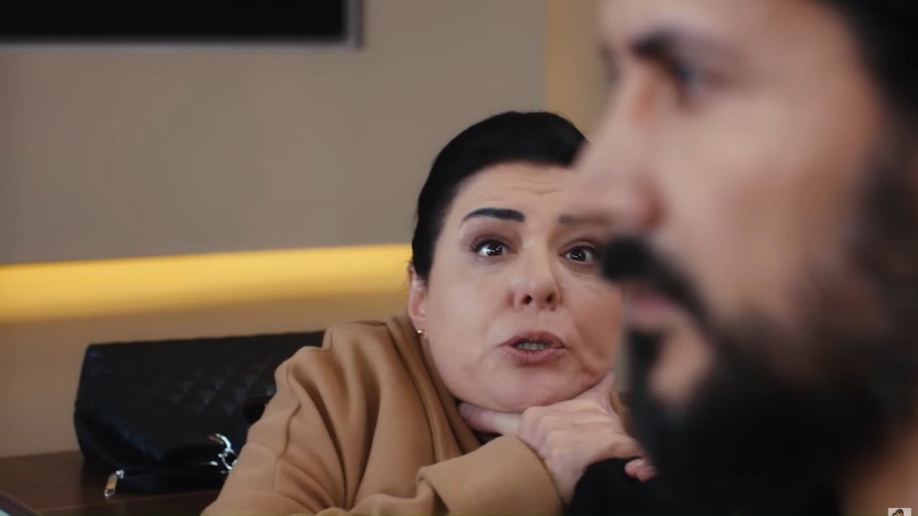 Metin zacisnął dłoń na szyi Mukadder, dusząc ją.