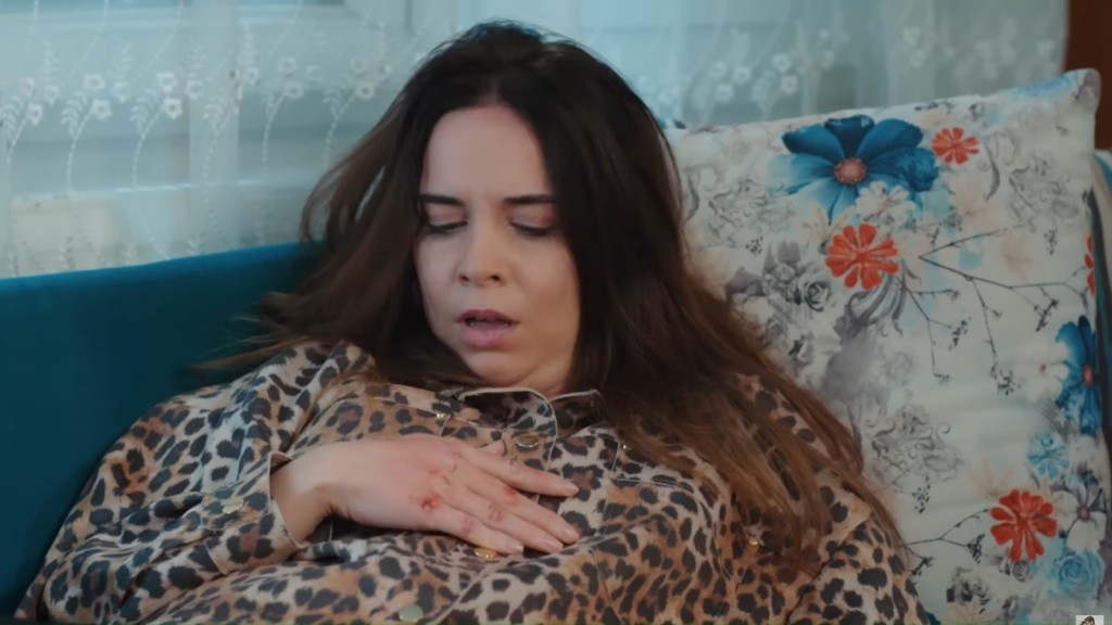 Beyza zauważa krew na swoich dłoniach.