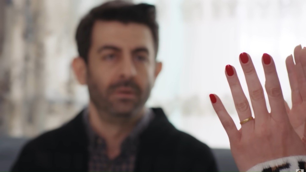 Derya pokazuje Cemilowi pomalowane na czerwono paznokcie.