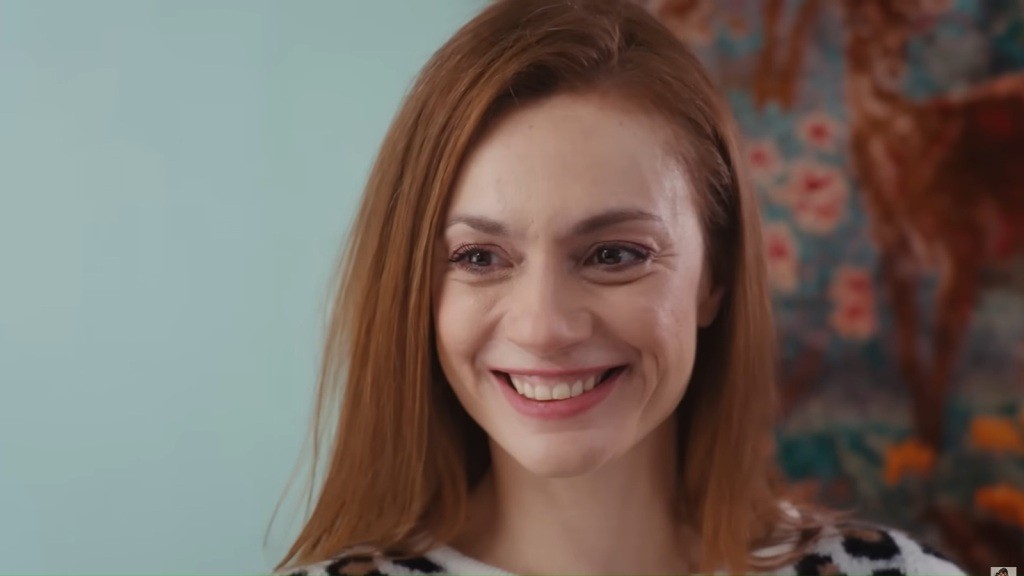 Derya uśmiecha się promiennie.