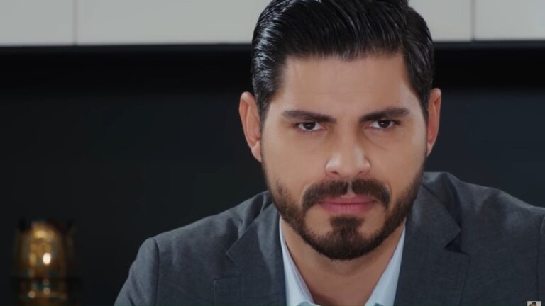 Cihan patrzy przed siebie w skupieniu.