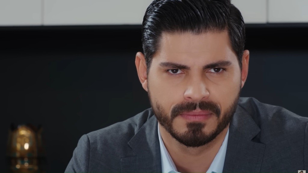 Cihan patrzy przed siebie w skupieniu.