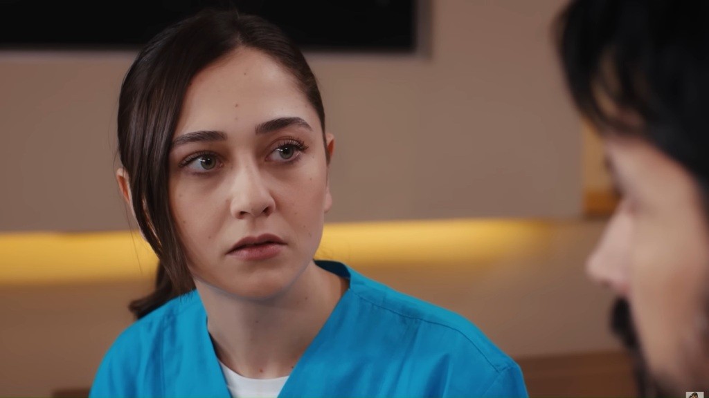 Sila patrzy z niepewnym wyrazem twarzy na Metina.