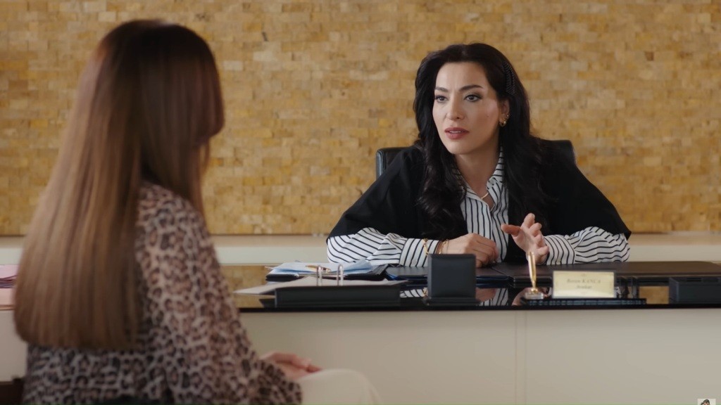 Beyza siedzi naprzeciwko adwokatki.