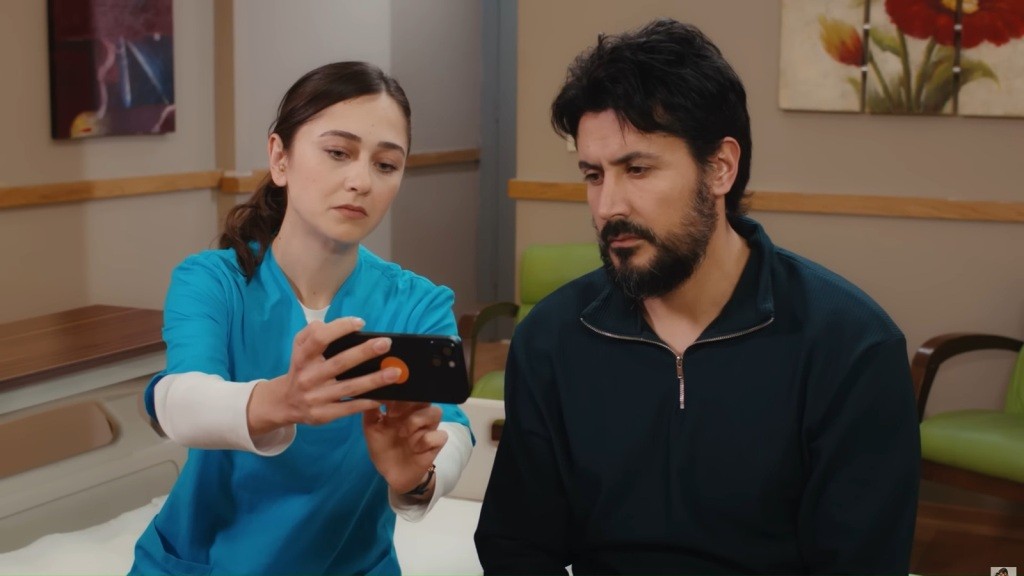 Sila pokazuje Metinowi swój telefon.
