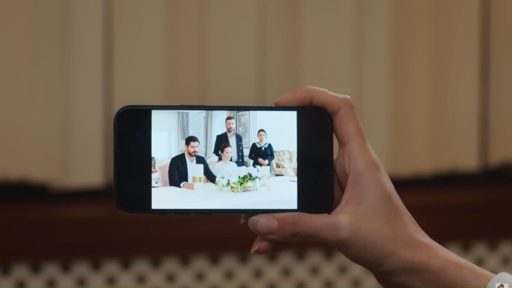 Zdjęcie ze ślubu Cihana i Beyzy na telefonie Sili.