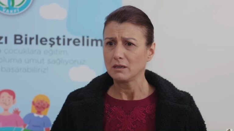 Zbliżenie na wstrząśniętą, poruszoną Fadime.
