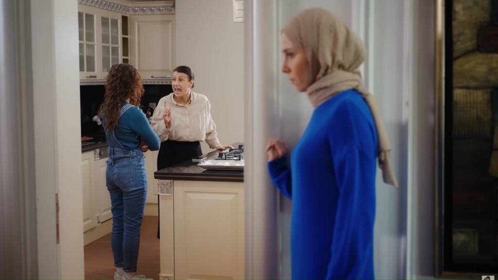 Sinem podsłuchuje rozmowę Aysu i Fadime w kuchni.