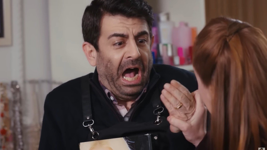 Cemil patrzy z przerażeniem, jak Derya chwyta go za dłoń.